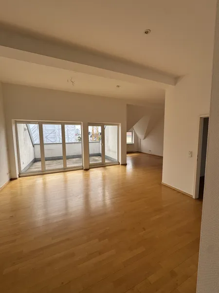 Großzügige 4-Zimmer-Dachgeschoss-Wohnung in der Mommsenstraße — photo 1